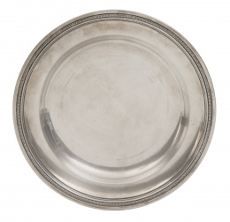 634.  Plato de plata con decoración troquelada en el alero de hojas.Real Fábrica de Platería Martínez, Madrid, 1845.