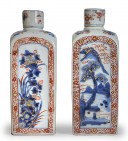 693.  Par de frascas Imari con tapas, esmaltadas en azul cobalto, dorado y rojo, en porcelana china para la exportación.Periodo Kangxi, China ff. del S. XVII.