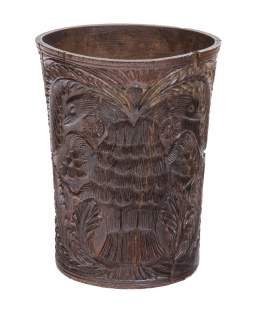 1312.  Vaso tallado en cocobolo con águilas bicéfalas.Misiones jesuíticas de Moxos o Chiquitos (actual Bolivia), h. 1700.