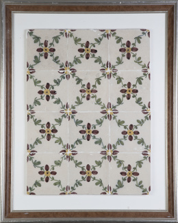 812.  Pareja de paneles de azulejos Doña Maria, de cerámica esmaltada con decoración floral, reticulada en ocre y verde.Portugal, 1790-1800.