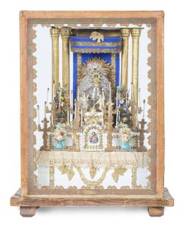 510.  Altar con la Virgen del Pilar.Escaparate en papel recortado y coloreado, metal, madera y estuco.Trabajo conventual, España, ff. del S. XIX.