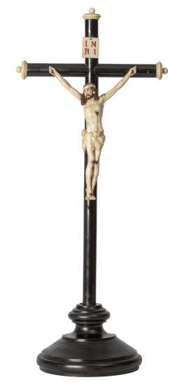 1228.  Cristo crucificado.Marfil tallado y parcialmente policromado, sobre cruz de madera.Trabajo hispano-filipino, S. XVII.