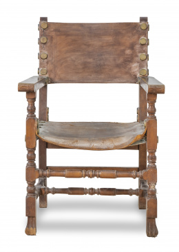 633.  Sillón frailero de estilo Felipe V en madera torneada y piel tachonada.España, h. 1900.