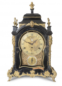 1126.  Tomás Lozano*.Reloj Bracket en madera ebonizada y bronces aplicados.Firmado en la esfera "Tho Lozano en Londres".Inglaterra, S. XVIII.