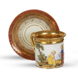 1337.  Taza con su plato de porcelana esmaltada y dorada con niños al aire libre.París, primera mitad del S. XIX.