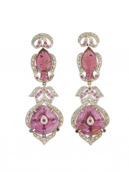 242.  Pendientes largos con diseño de pluma y flor de loto colgante en turmalinas rosas orladas de diamantes