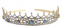 136.  Diadema de diamantes y zafiros sintéticos con diseño a modo de corona