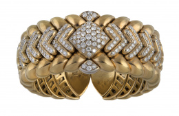 406.  Brazalete ancho flexible de brillantes en montura gallonada de oro amarillo de 18K