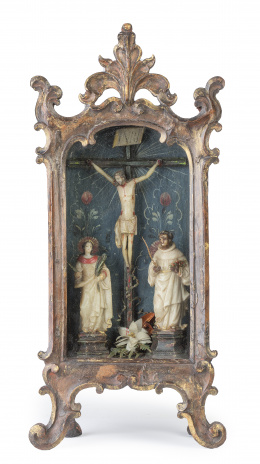 675.  Cristo crucificado con dos santosVitrina devocional de madera tallada, dorada, policromada y alabastro policromado.Trabajo brasileño-portugués, Minas Gerais, siglo XVIII 