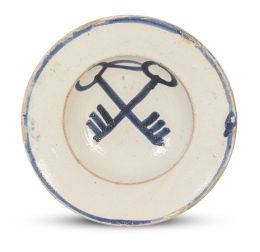 1079.  Plato de cerámica esmaltada en azul y blanco con dos llaves en azul de cobalto de San Pedro.Aragón, S. XVI.