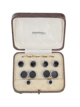 420.  Botonadura Inglesa de pp. S. XX compuesta por gemelos dobles octogonales, dos botones frac y cuatro botones de esmalte negro