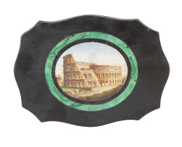 1171.  Placa en mármol negro y malaquita, con micromosaico con vista del Coliseo de Roma.Grand Tour, Italia, S. XIX.