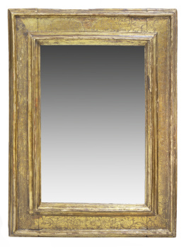 1285.  Espejo con marco barroco de madera tallada y dorada con decoración de flores y hojas de acanto en picado de lustre.España, S. XVII.