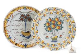 610.  Lote de dos platos de cerámica esmaltada decorados con naranjos.Delft, Holanda, uno fechado en 1789.S. XVIII.