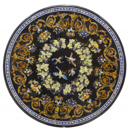 549.  Tapa de mesa circular decorada con flores, aves y uvas con trabajo de piedras duras, amatista, lapislázuli, ágata, jaspe y mármoles, sigue modelos florentinos.S. XX.