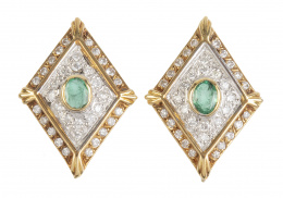 154.  Pendientes con diseño de rombo, con esmeralda oval central , fondo de pavé de brillantes y marco exterior de brillantes biselado