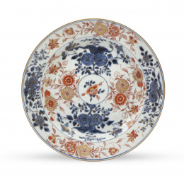 813.  Plato en porcelana china esmaltada y dorada Imari.Con marca del periodo Kanxgi (1662-1722).