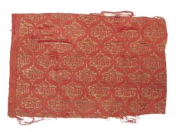 1053.  Bordado con decoración epigráfica en seda roja bordada con hilos de seda y oro.Probablemente Andalucía, S. XVII o anterior.