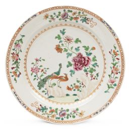 1219.  Plato de porcelana china de la familia rosa del "Serviço dos Pavões". China, Período Qianlong (1735-1795), h. 1760. 