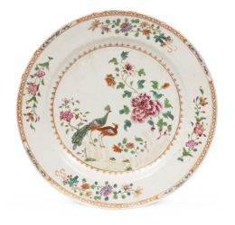 1227.  Plato de porcelana china de la familia rosa del "Serviço dos Pavões". China, Período Qianlong (1735-1795), h. 1760. 