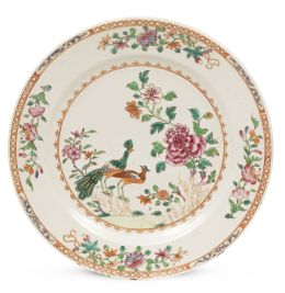 1221.  Plato de porcelana china de la familia rosa del "Serviço dos Pavões". China, Período Qianlong (1735-1795), h. 1760. 