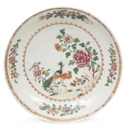 1224.  Plato hondo de porcelana china de la familia rosa del "Serviço dos Pavões". China, Período Qianlong (1735-1795), h. 1760. 