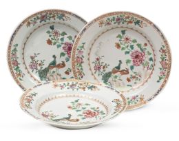 1220.  Juego de 3 platos hondos de porcelana china de la familia rosa del "Serviço dos Pavões". China, Período Qianlong (1735-1795), h. 1760. 