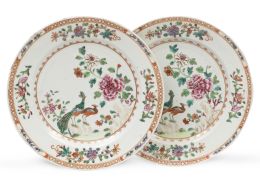 1223.  Pareja de platos de porcelana china de la familia rosa del "Serviço dos Pavões". China, Período Qianlong (1735-1795), h. 1760. 