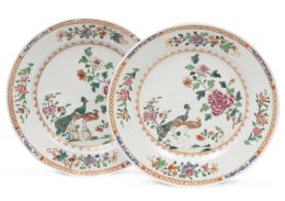 1225.  Pareja de platos de porcelana china de la familia rosa del "Serviço dos Pavões". China, Período Qianlong (1735-1795), h. 1760. 