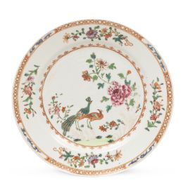 1228.  Plato de porcelana china de la familia rosa del "Serviço dos Pavões". China, Período Qianlong (1735-1795), h. 1760. 