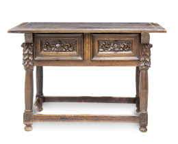 1048.  Mesa barroca española Felipe IV de madera de castaño tallado.Trabajo español, segundo cuarto del siglo XVII. 