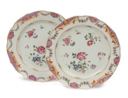 1294.  Pareja de platos en porcelana china para la exportación de familia rosa.Qianlong, h. 1770.