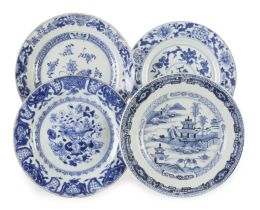 656.  Juego de cuatro platos de porcelana esmaltada en azul y bla