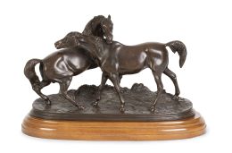 588.  Pierre Jules Mêne (1810-1879).Caballos en bronce patinado, sobre peana de madera.Firmado P. J. Mêne.