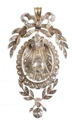 69.  Broche- colgante ff. S. XIX de diamantes, con tres cuerpos articulados de lazo, concha y guirnalda, con diamante talla rosa en forma de gota que pende de parte colgante central 