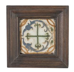 1078.  Azulejo de cerámica de arista o de cuenca, vidriada en blanco, negro, melado y azul. con cruz flor de lisada.Toledo, S. XVI.