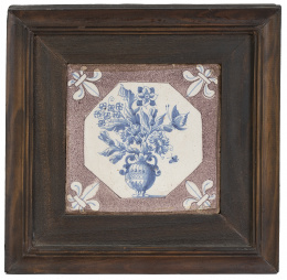 1327.  Azulejo de cerámica esmaltada con jarrón de flores.Delft, Holanda, S. XVIII.