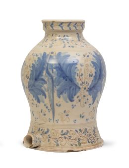 601.  Aguamanil de cerámica esmaltada en azul y blanco con flores.Marcado Talavera, Ruiz de Luna, principios del S. XX.