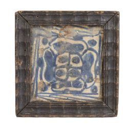 500.  Azulejo gótico con rosa de cuatro pétalos, de cerámica esmaltada en azul cobalto y blanco.Manises, 1401-1450.