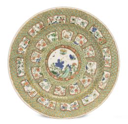 1246.  Plato porcelana esmaltada de familia verde.China, periodo Kangxi (1662-1722).