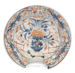 1244.  Bacía de estilo imari de porcelana esmaltada.China, S. XVIII.