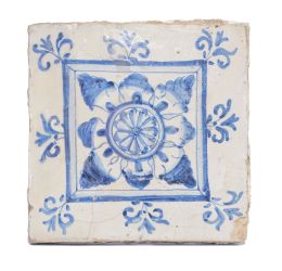 505.  Azulejo Carlos IV de cerámica esmaltada en azul y blanco, con decoración de flor y hojas.España, finales del S. XVIII - principios del S. XIX.