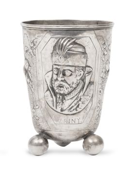 563.  Vaso de plata en su color con personaje con turbante y leyenda "Zriny". Con marcas apócrifas.