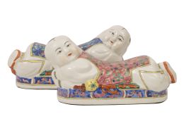 1255.  Dos almohadas de porcelana esmaltada en forma de niños.China, S. XX.