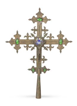 519.  Cruz de altar de metal, esmalte cloisonné y cristal.Trabajo español, S. XVI.