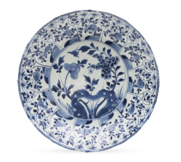 668.  Plato de porcelana esmaltado en azul y blanco.China.