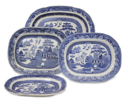 624.  Juego de cuatro fuentes de loza estampada en azul con motivo de "Willow pattern".Inglaterra, S. XIX.