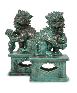 705.  Pareja de perros de foo de porcelana esmaltada en verde.China, segunda mitad del S. XX.