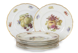 613.  Juego de ocho platos de porcelana esmaltada decorados con frutos y filo dorado.Roshental, (1919-1935).