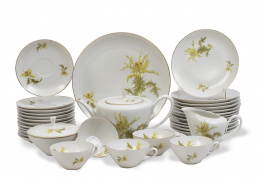 638.  Juego de té de porcelan esmaltada con decoración vegetal y filo dorado.Bidasoa, S. XX.